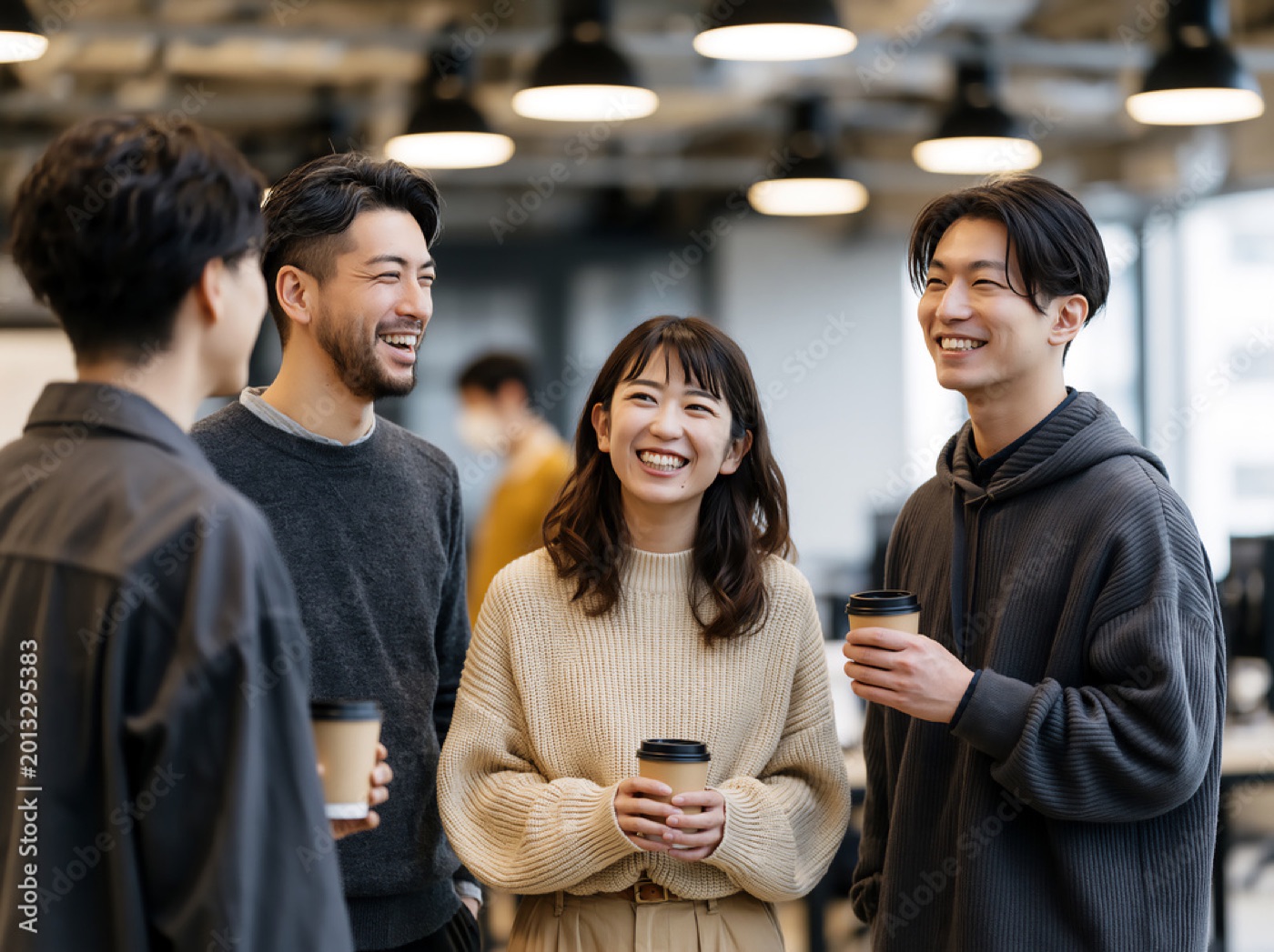 コーヒーを片手に談笑する社員たち
