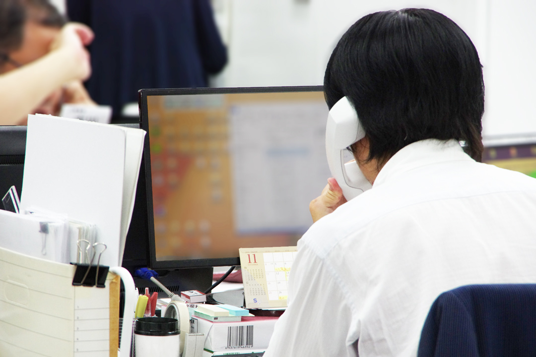 音声入力AIなどを活用して業務を進めるスタッフ
