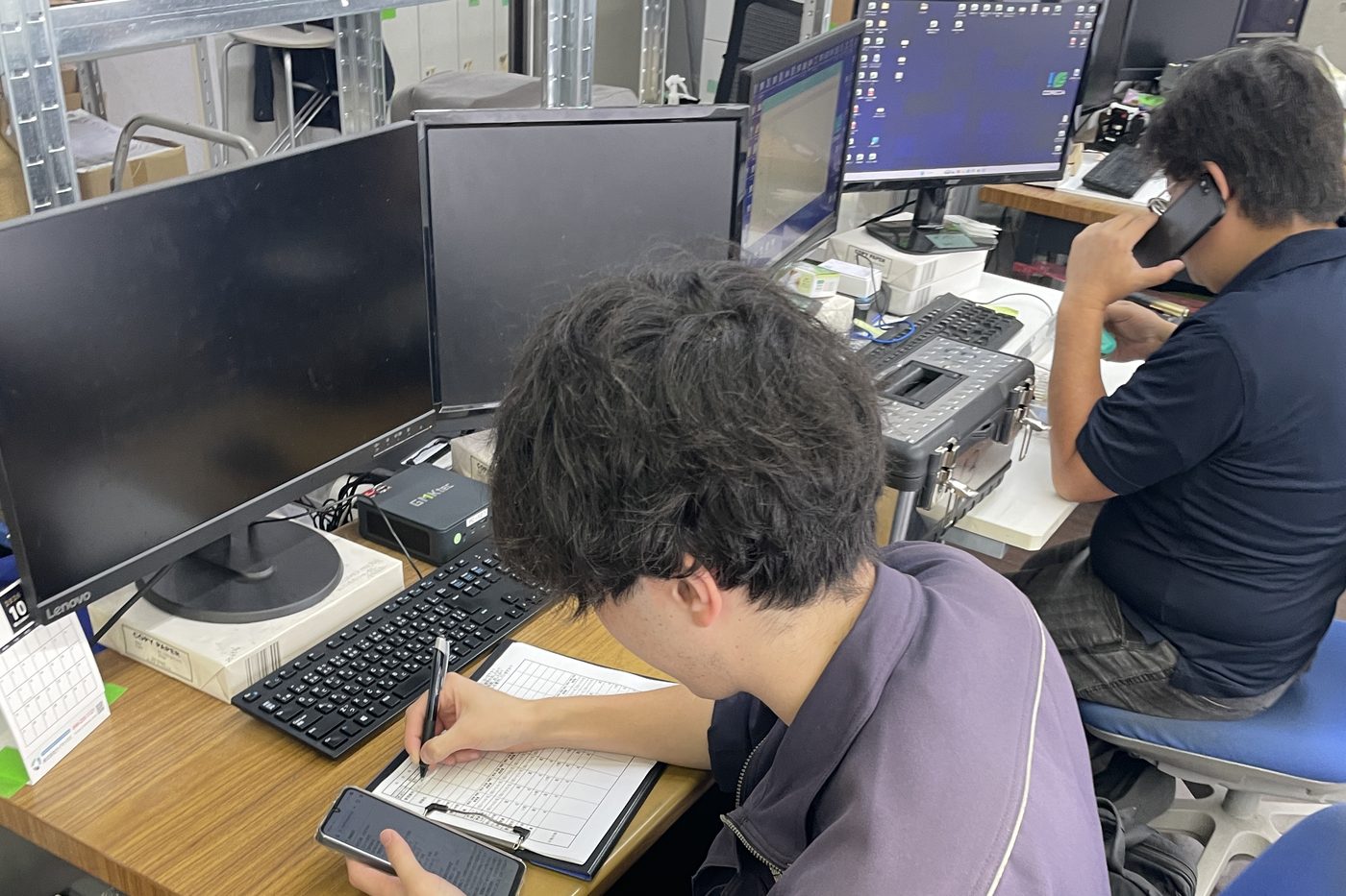 オフィスで業務にあたる社員