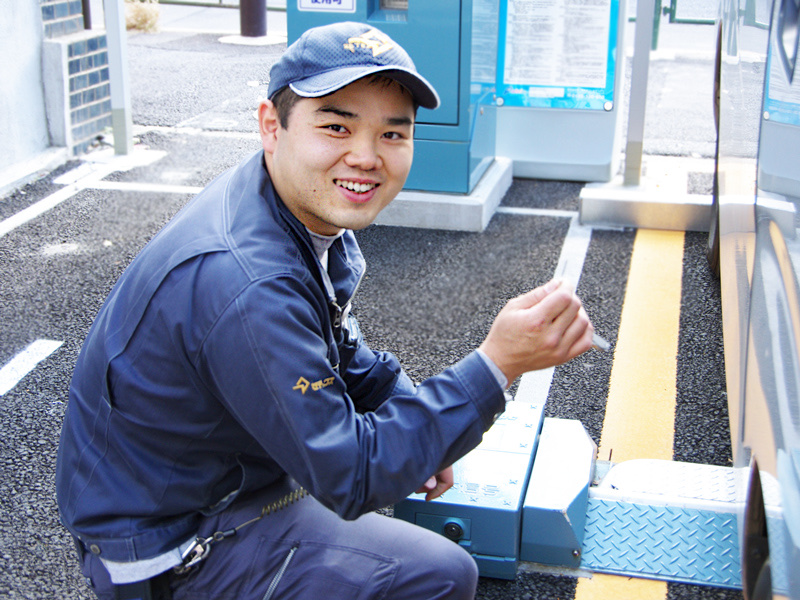 コインパーキングの精算機を点検するスタッフ
